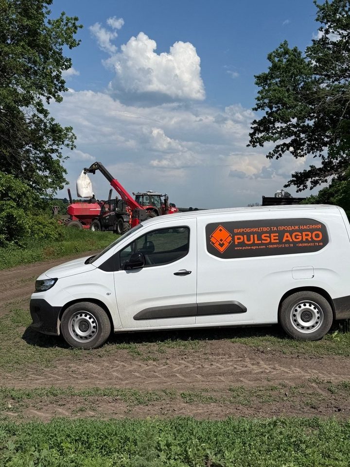 Автомобіль Pulse Agro в полі