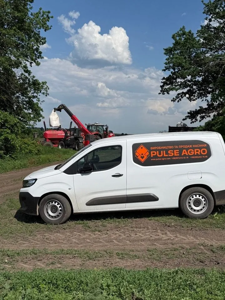 Автомобіль Pulse Agro в полі