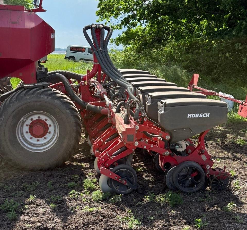 Сівалка Horsch під час посівної Сівалка Horsch у роботі під час висіву насіння